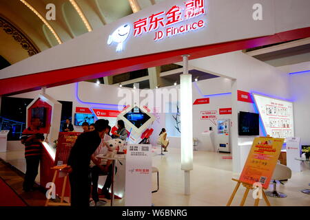 --FILE--personnes visitent le stand de JD Finances du détaillant en ligne chinois JD.com lors d'une exposition à Beijing, Chine, 27 avril 2018. Le pays. Banque D'Images