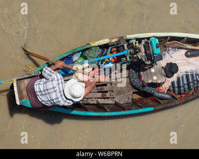 Dala, Myanmar - 5 novembre, 2017 : Vue aérienne de petits bateaux de pêche traditionnels, avec l'équipe de mari et femme bas padling Dala, près de Yangon. Banque D'Images
