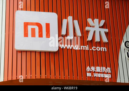 --FILE--Vue d'une pancarte de Xiaomi à Chongqing, Chine, le 30 avril 2018. Le premier magasin de la technologie Mi Chinois Xiaomi géant au Vietnam Hanoi's c Banque D'Images