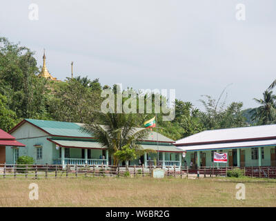 Myeik, Myanmar - 7 novembre 2017 : pour l'école primaire, les Moken sea gypsy, les enfants à l'île Dome, une partie de l'archipel de Myeik dans la division de Tanintharyi Re Banque D'Images