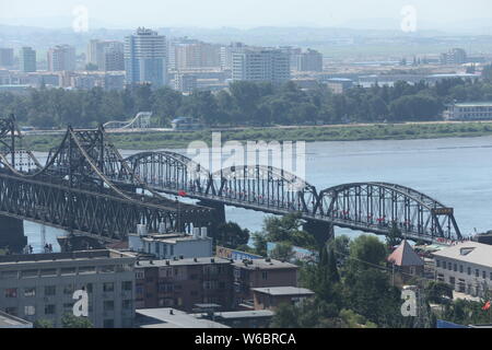 Une vue de la Corée du Nord de Sinuiju et le¨CKorean Sino Friendship Bridge ou CNorth¨Chine Corée du pont de l'amitié, à gauche, et le fleuve Yalu Broken Brid Banque D'Images