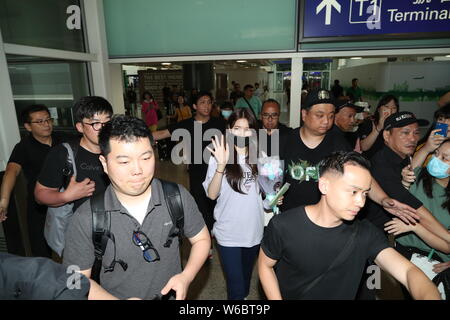 Chanteuse et actrice sud-coréen Bae Susy, mieux connu par les mononym Suzy, au centre, est entouré par des foules de fans au Hong Kong International Air Banque D'Images