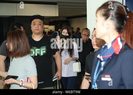 Chanteuse et actrice sud-coréen Bae Susy, mieux connu par les mononym Suzy, au centre, est entouré par des foules de fans au Hong Kong International Air Banque D'Images