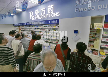 --FILE--un chinois local résident achète des médicaments d'ordonnance à une pharmacie dans la ville de Yichang, province du Hubei en Chine centrale, le 19 septembre 2014. L Banque D'Images