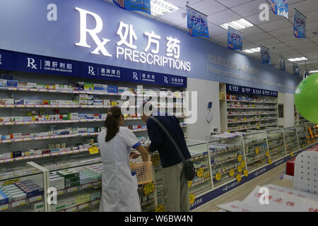 --FILE--un chinois local résident achète des médicaments d'ordonnance à une pharmacie dans la ville de Yichang, province du Hubei en Chine centrale, le 19 septembre 2014. L Banque D'Images