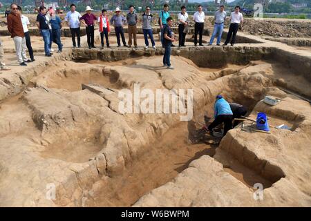 Les travailleurs chinois enquêter sur le site de fouilles de la Russie à la recherche de ruines de la Pagode des reliques, qui sont principalement de la Dynastie Shang (c.1600 BC-1046 Banque D'Images