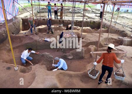 Les travailleurs chinois enquêter sur le site de fouilles de la Russie à la recherche de ruines de la Pagode des reliques, qui sont principalement de la Dynastie Shang (c.1600 BC-1046 Banque D'Images