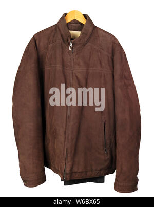 Un automne chaud veste en velours côtelé veste marron de mon grand-père est suspendu à un cintre. Studio isolated on white Banque D'Images