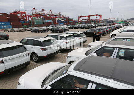 --FILE--les voitures importées sont alignés au port de Qingdao en Qingdao city, province de Shandong en Chine orientale, le 13 avril 2018. La Chine va réduire tari d'importation Banque D'Images