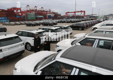 --FILE--les voitures importées sont alignés au port de Qingdao en Qingdao city, province de Shandong en Chine orientale, le 13 avril 2018. La Chine va réduire tari d'importation Banque D'Images