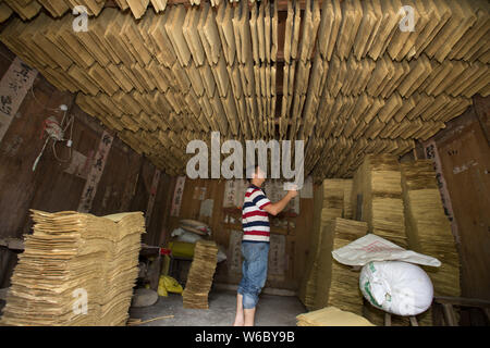 Artisan chinois Hu Zongliang joss fait du papier fait de fibres de bambou de manière traditionnelle dans son atelier de Xiangzhigou village, district de Wudang, Guiya Banque D'Images