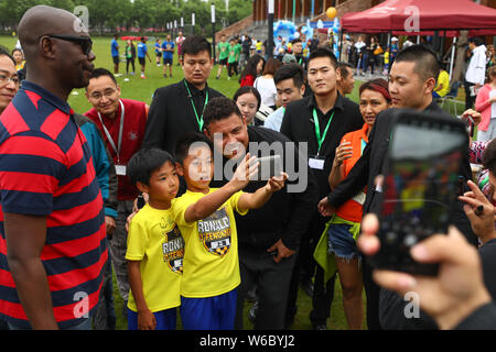 La star brésilienne du football Ronaldo Luis Nazario de Lima, centre, communément connu sous le nom de Ronaldo, l'une de ses visites d'écoles de football à Shanghai, Chine, 20 mai 2 Banque D'Images