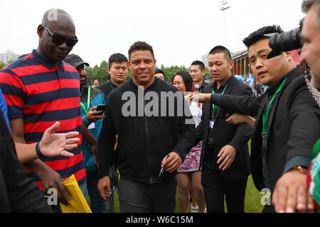 La star brésilienne du football Ronaldo Luis Nazario de Lima, centre, communément connu sous le nom de Ronaldo, l'une de ses visites d'écoles de football à Shanghai, Chine, 20 mai 2 Banque D'Images