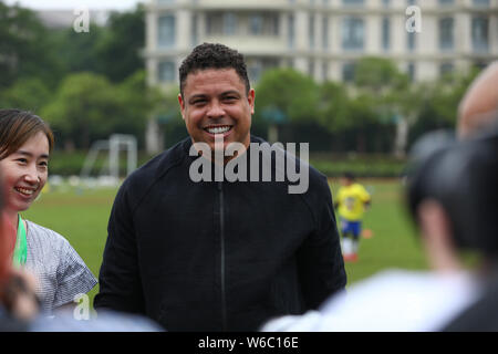 La star brésilienne du football Ronaldo Luis Nazario de Lima, communément connu sous le nom de Ronaldo, l'une de ses visites d'écoles de football à Shanghai, Chine, 20 mai 2018. Banque D'Images