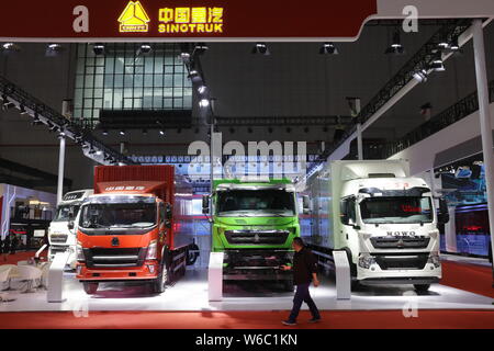 --FILE--un visiteur passe devant le stand de Sinotruk durant la 17e Exposition de l'industrie internationale de l'Automobile de Shanghai, également connu sous le nom de Shanghai Auto Banque D'Images