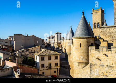 Vue sur la petite ville d'Olite avec le célèbre château sur la droite, le Palais Royal d'Olite, Navarre, Espagne Banque D'Images