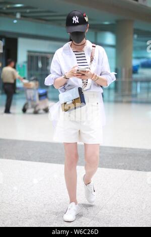 L'actrice chinoise Li Bingbing arrive à l'Aéroport International de Pékin à Beijing, Chine, 20 mai 2018. Sac à main : Marni Banque D'Images