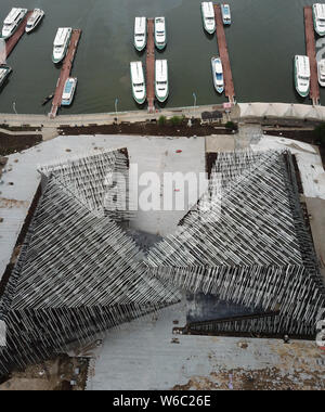 Une vue aérienne du lac Yangcheng Travel Distribution Center doté de deux ailes qui se chevauchent les toits triangulaires conçu par l'architecte japonais Ke Banque D'Images