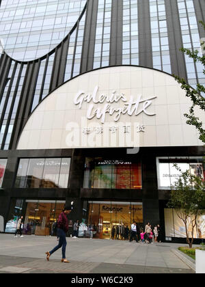 --FILE--un piéton passe devant une Galeries Lafayette à Beijing, Chine, 10 octobre 2017. Haut de gamme français department store Galeries Banque D'Images