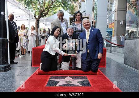 Los Angeles, CA. 31 juillet, 2019. Rana Ghadban, Matt LeBlanc, Stacy Keach, Malgosia Tomassi Keach, Jeff Zarrinnam à la cérémonie d'intronisation pour l'étoile sur le Hollywood Walk of Fame pour Stacy Keach, Hollywood Boulevard, Los Angeles, CA, le 31 juillet 2019. Crédit : Michael Germana/Everett Collection/Alamy Live News Banque D'Images