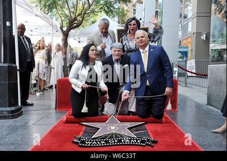 Los Angeles, CA. 31 juillet, 2019. Rana Ghadban, Matt LeBlanc, Stacy Keach, Malgosia Tomassi Keach, Jeff Zarrinnam à la cérémonie d'intronisation pour l'étoile sur le Hollywood Walk of Fame pour Stacy Keach, Hollywood Boulevard, Los Angeles, CA, le 31 juillet 2019. Crédit : Michael Germana/Everett Collection/Alamy Live News Banque D'Images