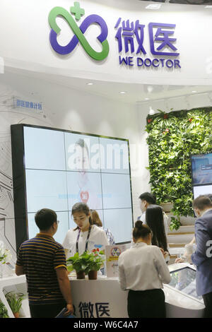 --FILE--personnes visitent le stand de plate-forme de solutions en ligne santé chinois nous Médecin, qui est appuyée par Tencent Holdings, pendant la Mobil Banque D'Images