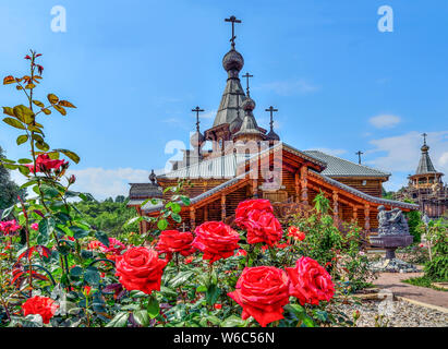 Moscow, Russie - le 29 juillet 2019 : Rose Garden sur cour avant de Christian temple du Saint Martyr Jean le guerrier dans Moscow, Russie. Bliss Banque D'Images