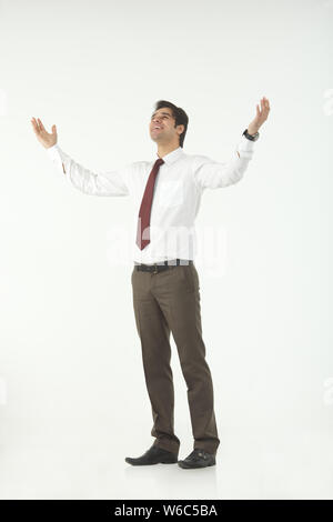 Businessman standing avec son bras tendus Banque D'Images