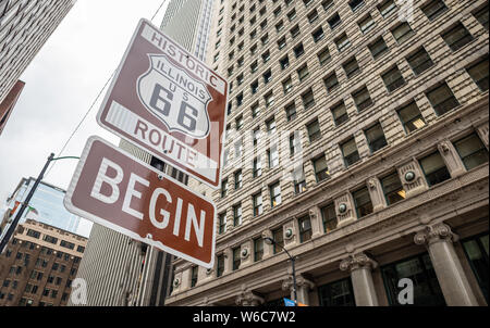 Commencer l'Illinois Route 66 road sign at Chicago ville au centre-ville. Façade des bâtiments arrière-plan. La route 66, la mère des routes, l'historique classique dans roadtrip USA Banque D'Images