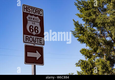 La route 66, Nouveau Mexique. Couleur brun road sign, journée ensoleillée. La route 66 aux USA roadtrip historique classique Banque D'Images