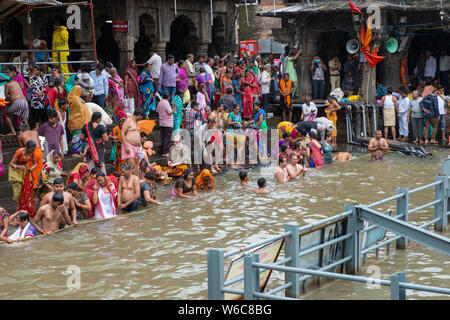 Les dévots de prendre un bain au cours Sainte Kumbh Mela,Nasik,Maharashtra,Inde,Asia Banque D'Images