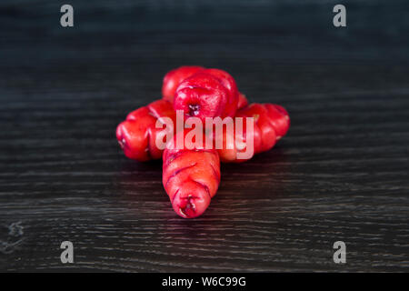 Oxalis tuberosa est également appelé New Zealand yam. Cultivé dans les régions andines, également appelé uqa ou bac. Ce sont les fils rouge, belle couleur lumineuse. Banque D'Images