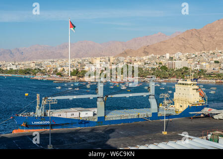 Aqaba, Jordanie - le 6 novembre 2017 : Architecture d'Aqaba. Langeoog cargo amarré au port d'Aqaba, en Jordanie. Banque D'Images