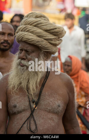 Portrait d'un Naga Sadhu avec de très longs cheveux en procession au cours de Kumbha Mela,Nasik,Maharashtra,Inde,Asia Banque D'Images