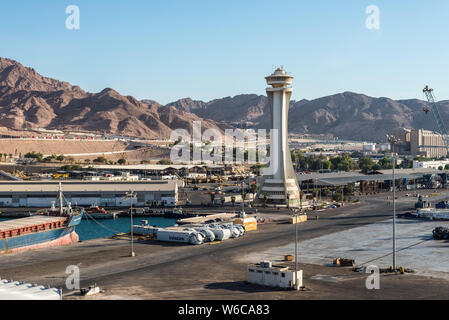 Aqaba, Jordanie - le 6 novembre 2017 : Moyen Orient au bord de la mer Rouge, port industriel avec tour de contrôle (phare) à Aqaba (Jordanie). Banque D'Images