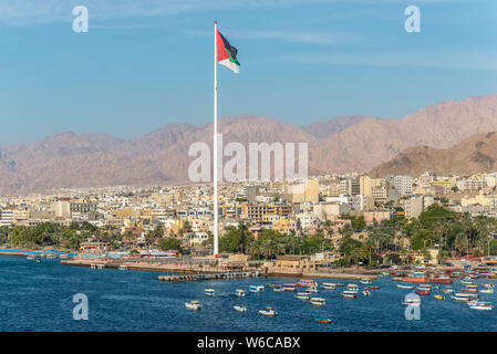 Aqaba, Jordanie - le 6 novembre 2017 : Architecture d'Aqaba et du drapeau de la Jordanie en agitant au-dessus de la ville. Drapeau arabe d'Revolt-Sixth mât le plus haut dans le monde Banque D'Images