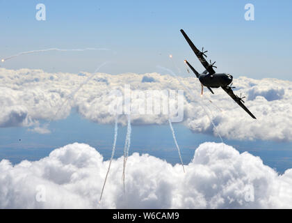 Un U.S. Air Force C-130J Super Hercules affecté à la 37e Escadron de transport aérien effectue des manœuvres d'évitement après avoir déployé survenues durant un vol d'entraînement en rotation aérienne 19-3 sur la base aérienne de Powidz, Pologne, le 18 juillet 2019. Formation événements au cours de l'exercice consistait à faible niveau de vol tactique, vols en formation, et de l'air chute à garder pilotes formés et prêts. (U.S. Photo de l'Armée de l'air par le sergent. Jimmie D. Pike) Banque D'Images