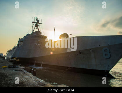 190731-N-FV739-106 Surabaya, Indonésie (31 juillet 2019) l'indépendance variante de combat littoral USS Montgomery (LCS 8) arrive dans le port de Tanjung Perak à flot dans le cadre de la coopération et de l'état de préparation de la formation (CARAT) l'Indonésie en 2019. CARAT, de la marine américaine le plus ancien exercice régional en Asie du Sud et du Sud-Est, renforce les partenariats entre les marines régionales et renforce la coopération en matière de sécurité maritime dans l'ensemble de l'Indo-Pacifique. (U.S. Photo par marine Spécialiste de la communication de masse 2e classe Christopher A. Veloicaza) Banque D'Images