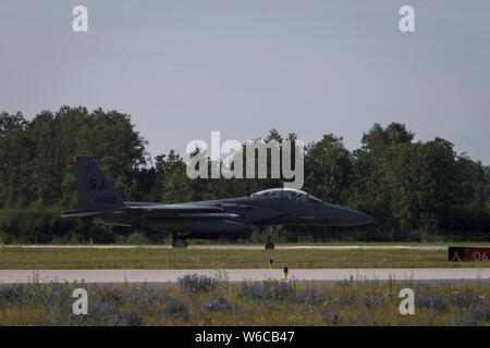 Un F-15E Strike Eagle taxis sur la piste après l'atterrissage pour une mission de ravitaillement et d'armement en cours de fonctionnement point rapide à la base aérienne d'Āmari Forge, l'Estonie, le 23 juillet 2019. Le F-15E Strike Eagle est un double-rôle fighter conçu pour effectuer l-air et air-sol des missions, avec la capacité de lutter contre à basse altitude, de jour ou de nuit, et par tous les temps. L'opération de l'OTAN consiste à établir rapidement les territoires afin d'améliorer la préparation et l'amélioration de l'interopérabilité entre des pays alliés et partenaires en Europe. (U.S. Photo de l'Armée de l'air par le sergent. Rose Gudex) Banque D'Images