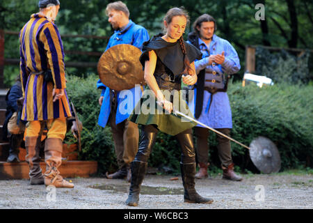 Altenbrak, Allemagne. 31 juillet, 2019. Julia Schmidt (M) se dresse comme 'Laroranja' lors d'une répétition de la Waldbühne. Le vendredi, 02.08.2019 La première de 'Laroranja», une fantaisie encore de sur le disque de Nebra Sky, aura lieu. Autour de 40 acteurs et figurants vont jouer dans le jeu. Crédit : Peter Gercke/dpa-Zentralbild/dpa/Alamy Live News Banque D'Images