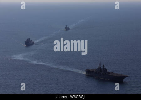 190730-N-MH210-1306 de l'OCÉAN ATLANTIQUE (30 juillet 2019) - La classe Wasp-navire d'assaut amphibie USS Bataan (DG 5), le San Antonio-Class dock de transport amphibie USS New York (LPD 21) et la classe de Harpers Ferry landing ship dock amphibie USS Oak Hill (LSD 51) participer à une simulation de transit du détroit au cours d'une avancée de l'entraînement tactique de guerre de surface (SWATT) exercice avec d'autres navires de la Marine américaine. Navires affectés au groupe amphibie Bataan participent à l'exercice dans l'océan Atlantique, au large de la côte de la Virginie, pour se tenir prêt, de la compétence et de létalité (U.S. Na Banque D'Images