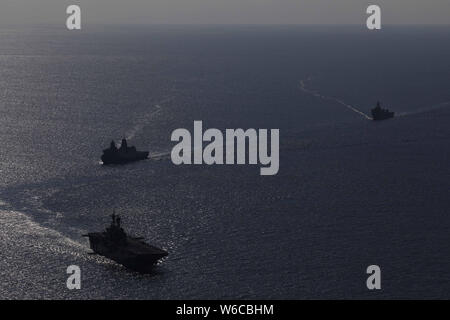 190730-N-MH210-1313 de l'OCÉAN ATLANTIQUE (30 juillet 2019) - La classe Wasp-navire d'assaut amphibie USS Bataan (DG 5), le San Antonio-Class dock de transport amphibie USS New York (LPD 21) et la classe de Harpers Ferry landing ship dock amphibie USS Oak Hill (LSD 51) participer à une simulation de transit tout droit lors d'une tactique de guerre de surface (formation avancée SWATT) exercice avec d'autres navires de la Marine américaine. Navires affectés au groupe amphibie Bataan participent à l'exercice dans l'océan Atlantique, au large de la côte de la Virginie, pour se tenir prêt, de la compétence et de létalité (U.S. Banque D'Images