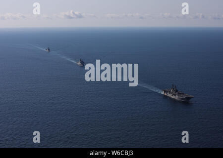 190730-N-MH210-1213 de l'OCÉAN ATLANTIQUE (30 juillet 2019) - La classe Wasp-navire d'assaut amphibie USS Bataan (DG 5), le San Antonio-dock classe de transport amphibie USS New York (LPD 21) et la classe de Harpers Ferry landing ship dock amphibie USS Oak Hill (LSD 51) participer à une simulation de transport en commun au cours du détroit de guerre de surface d'un exercice d'entraînement tactique avancé avec d'autres navires de la Marine américaine. Navires affectés au groupe amphibie Bataan participent à l'exercice dans l'océan Atlantique, au large de la côte de la Virginie, pour se tenir prêt, de la compétence et de létalité (U.S. Photo de la marine Banque D'Images