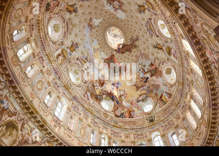 Vicoforte, Italie - 17 août 2016 : Sanctuaire de Vicoforte baroque avec des fresques du dôme elliptique en Piémont, Italie Banque D'Images