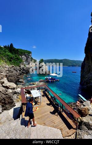 La Grotta Bar de plage de Paleokastritsa, Corfou, Grèce, Banque D'Images