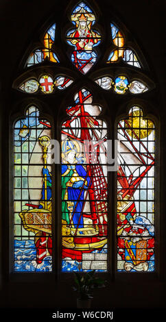 Vitrail de Saint Nicholas debout dans navire par Martin Travers 1927 Église de Cricklade, Wiltshire, England, UK Banque D'Images