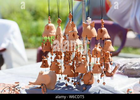 Cloches d'argile, de souvenirs de l'argile comme un cadeau. Banque D'Images