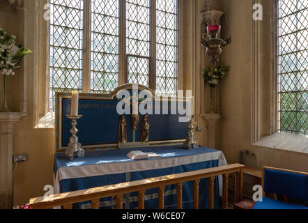 Autel latéral à l'église paroissiale de Saint Sampson dans la ville saxonne de Cricklade, Wiltshire, England, UK Banque D'Images