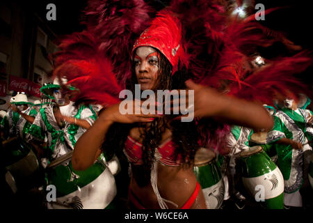 ''Murgas traditionnels et des écoles de samba durant la llamadas" (l'appelant) procession qui démarre officiellement le carnaval de Montevideo, Uruguay. Le carnaval est la plus longue au monde, d'une durée de près de 5 semaines Banque D'Images