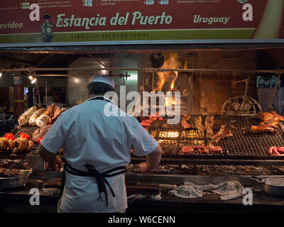 'Parilla' barbeque restaurant dans le Mercado del Puerto, Montevideo, Uruguay Banque D'Images